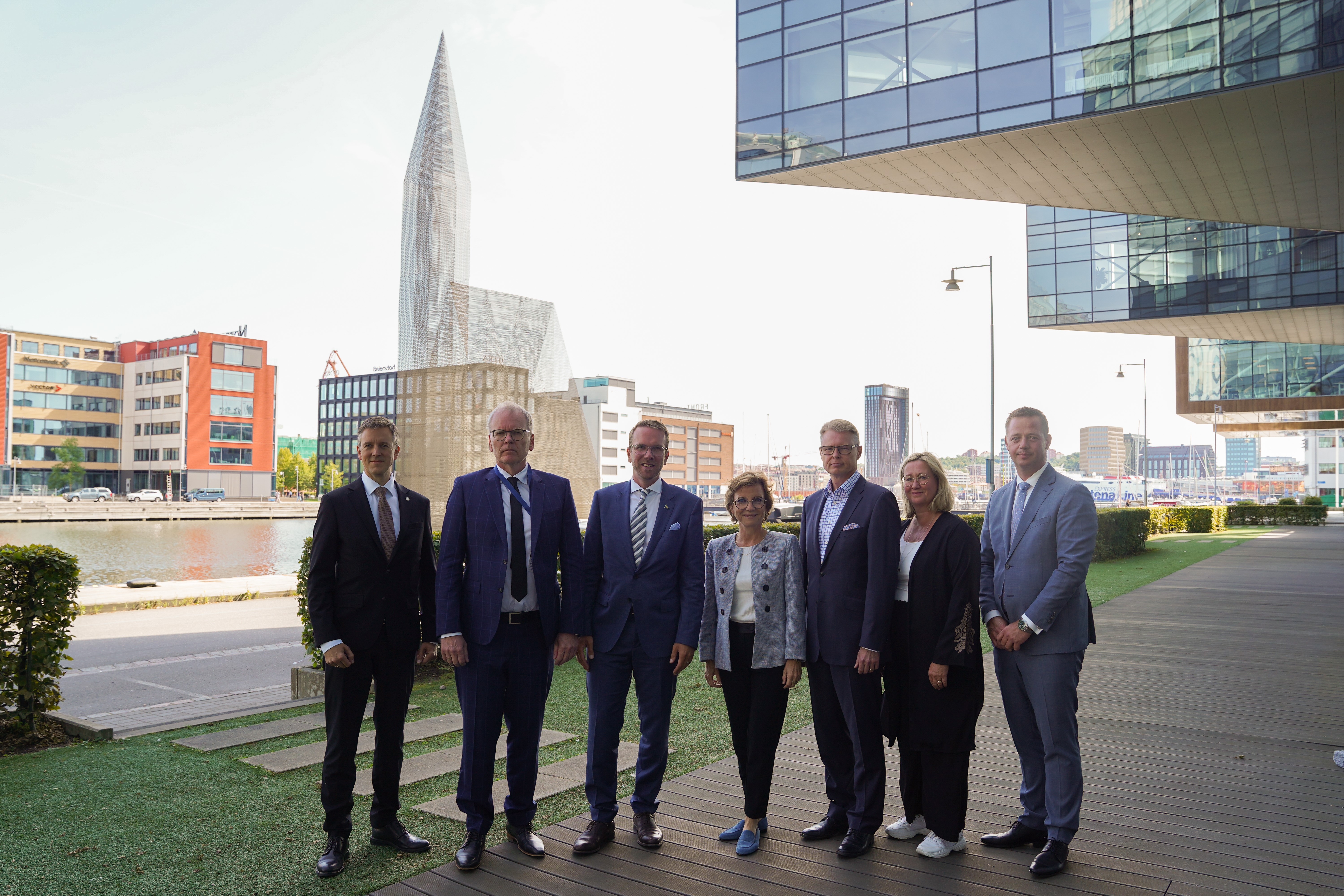 Bild av de deltagande officiella representanterna (beskrivning av bilden, från vänster:  Erling Sande, Minister (Norge), Aðalsteinn Þorsteinsson, Permanent Secretary (Island), Andreas Carlson, Minister (Sverige), Karen Ellemann, Generalsekreterare (Nordiska ministerrådet), Mika Nykänen, Statssekreterare (Finland), Camilla Gunell, Minister (Åland) och Thomas Danielsen, Minister (Danmark).