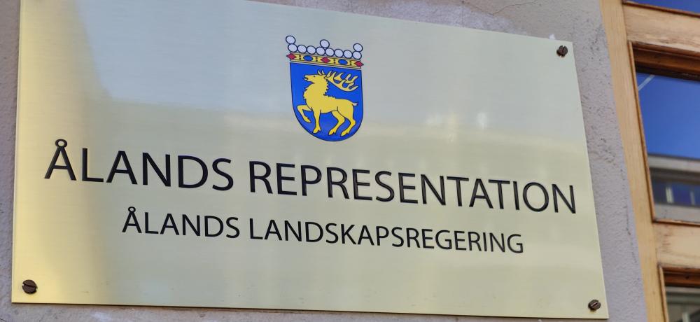 Skylt vid ingången till Ålands representation i Helsingfors