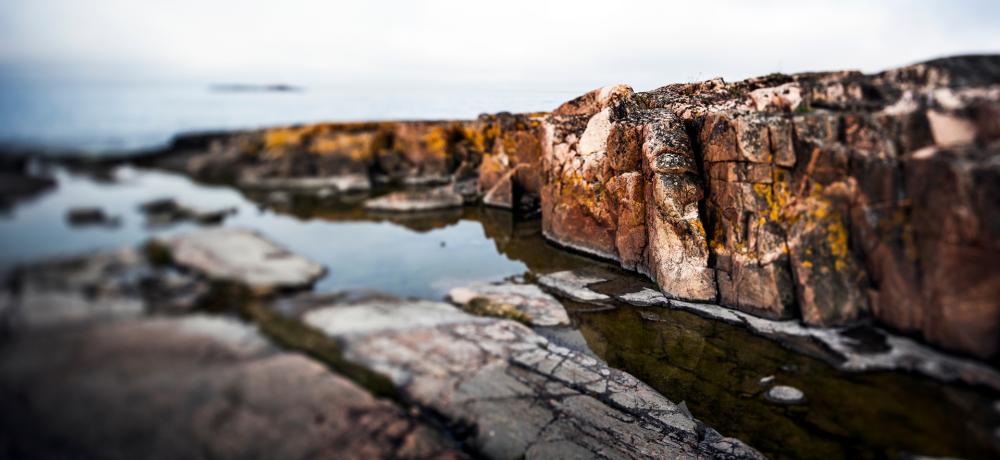 Åländska röda granitklippor med ett bergskar