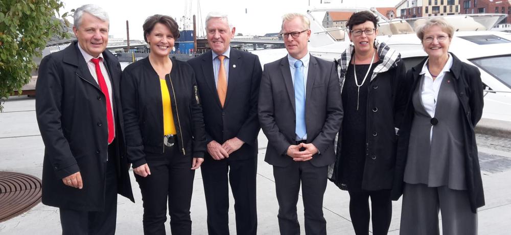 Nordiska ministerrådets generalsekreterare Dagfinn Höybråten, Finlands Anne Berner, Färöarnas Poul Michelsen, Danmarks Carl Holst, Ålands Veronica Thörnroos och Sveriges Kristina Persson.