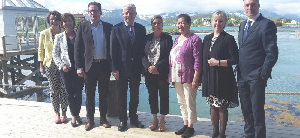 familjefoto på de nordiska samarbetsministrarna, vatten och berg i bakgrunden