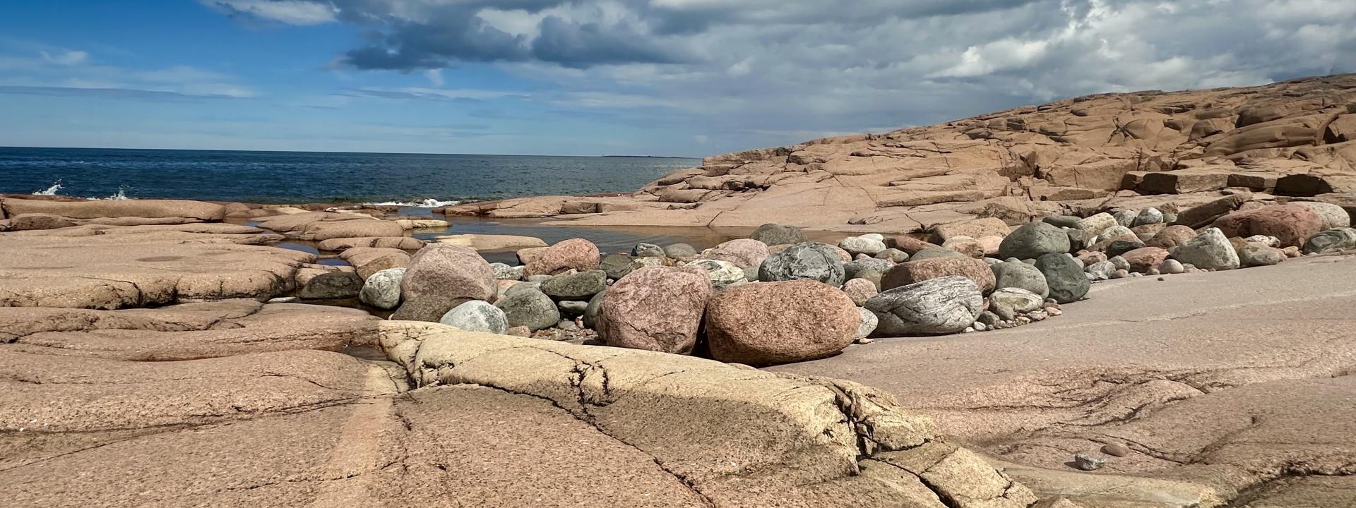 Åländsk kust med röd rapakivigranit