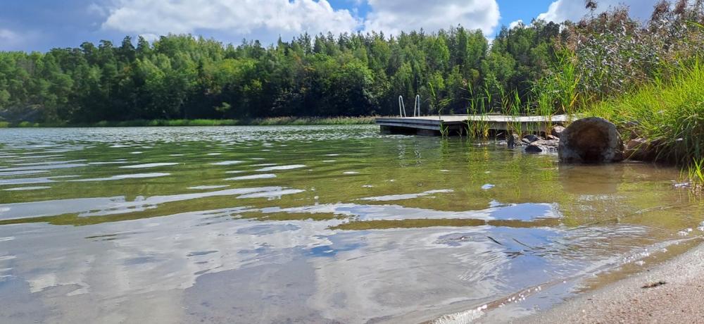 Vy från badstranden i Jomala vik