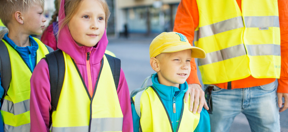 skolbarn väntar på ett övergångsställe